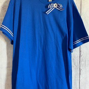 220 scoop neck tee with ribbon and button accent - hip slit